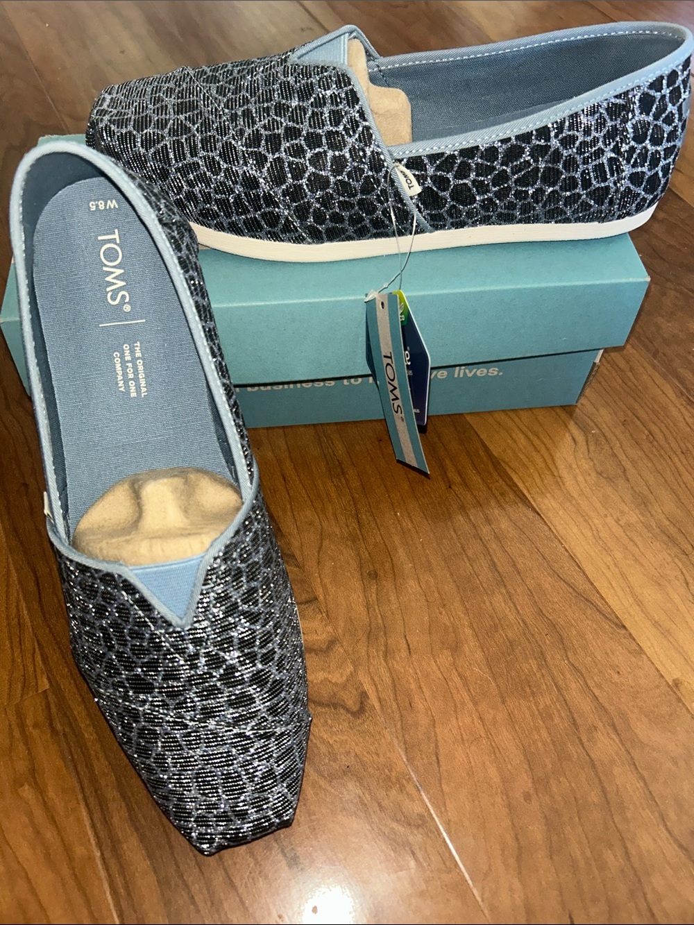 TOMS Women's Slip-On Loafers in Black and Light Blue 8.5 NIB - Picture 3 of 6